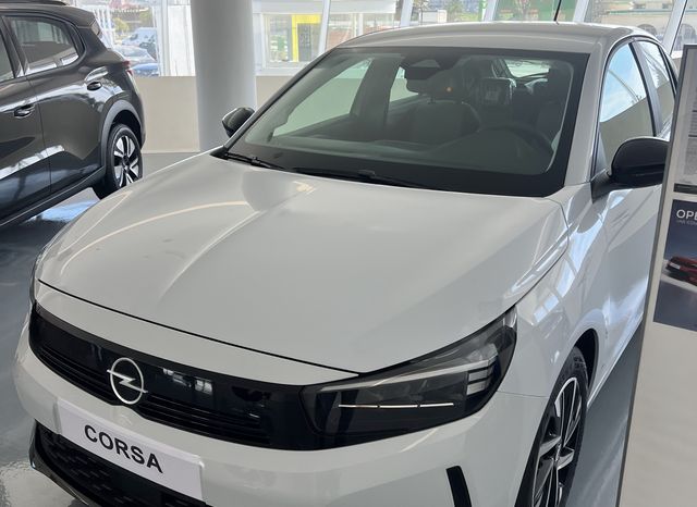 Opel Corsa blanche de Rent Car Ami23