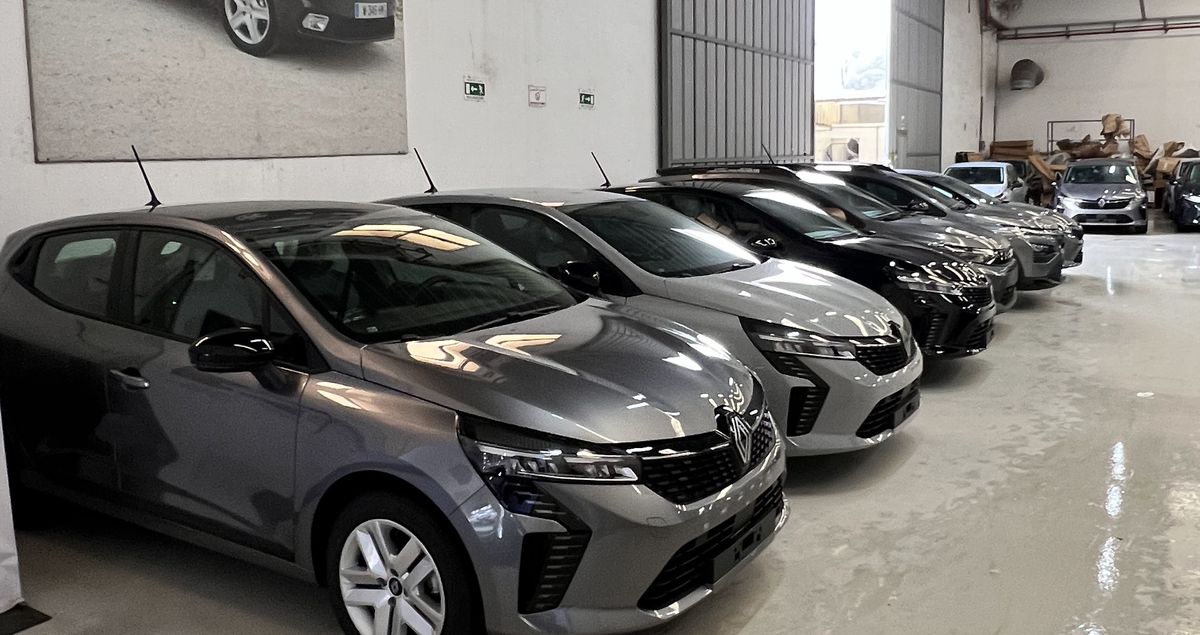 Une rangée de Renault Clio neuves dans le dépôt de Rent Car Ami23